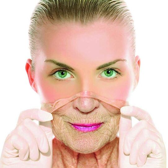 En kvinde i voksenalderen slipper af med rynker i ansigtet med hjemmemedicin