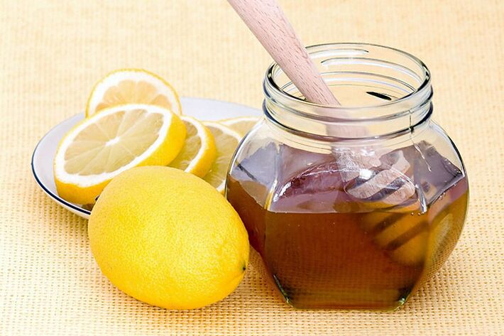Citron og honning er ingredienser til en maske, der perfekt hvidner og strammer ansigtets hud